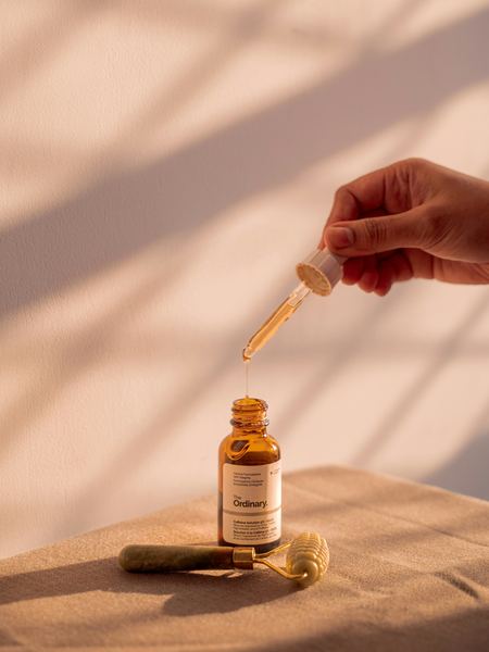 Sérum éclat versé à la pipette, dans la lumière du soleil