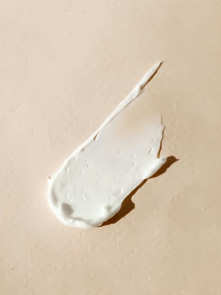 Texture de crème hydratante légère étalée